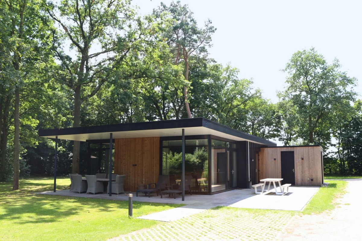 Bos Lodge Deluxe tussen het groen op BreeBronne