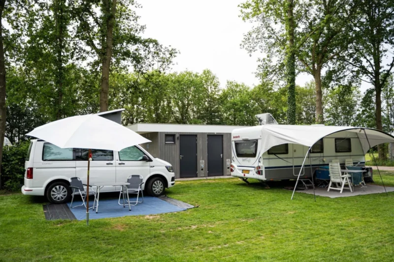 Kampeerplaats met privé sanitair op BreeBronne