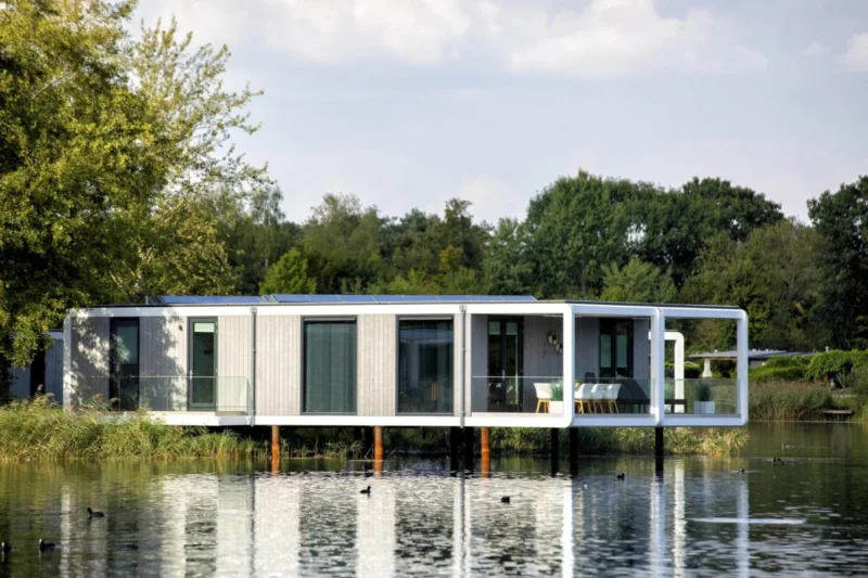 Water Cube Deluxe boven de recreatieplas bij BreeBronne