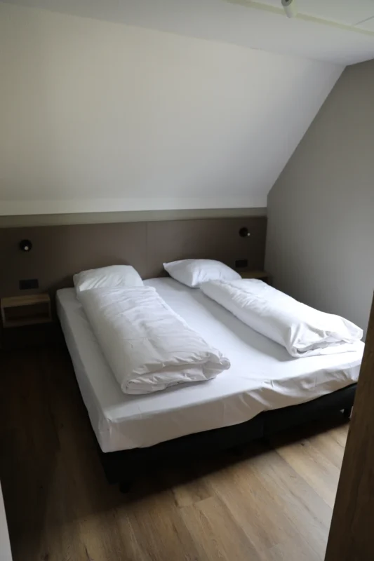 Slaapkamer met tweepersoonsbed op Buytenplaets Rhenen