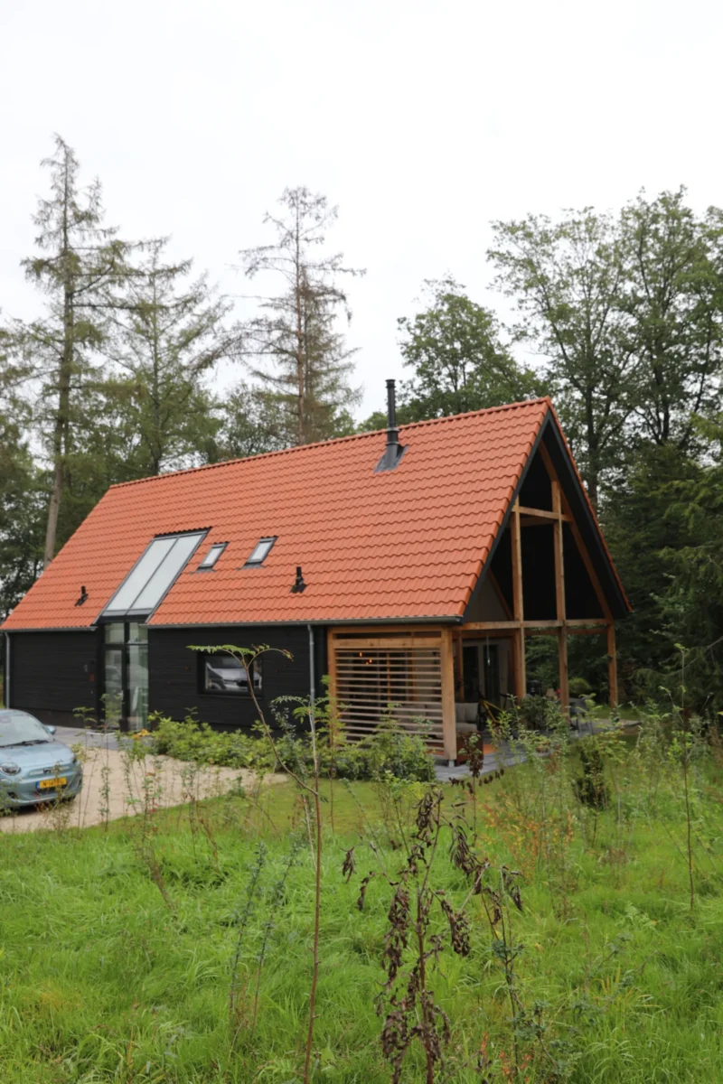 Vakantiehuis met rood dak tussen de bomen op Buytenplaets Rhenen