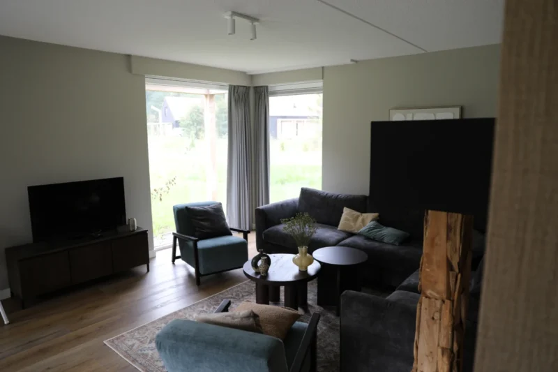 Zithoek met televisie in een huis op Buytenplaets Rhenen