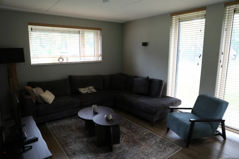 Woonkamer met bank en tuindeuren op Buytenplaets Rhenen