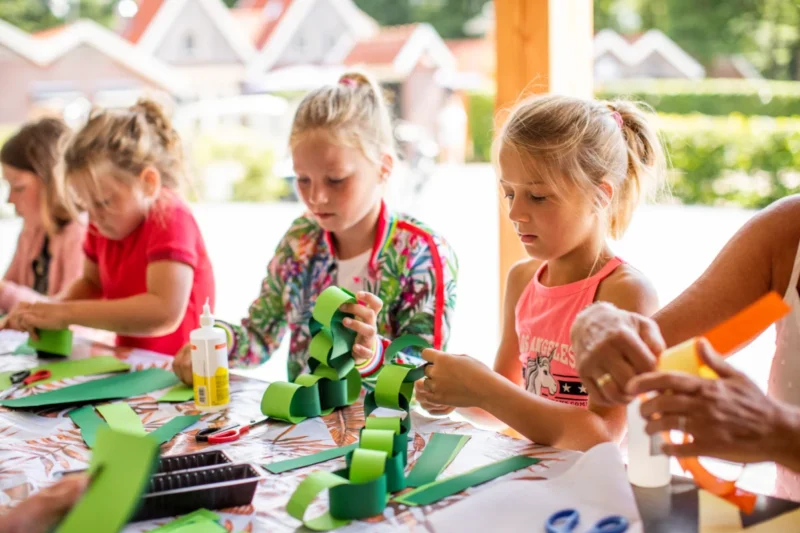 Kinderen knutselen tijdens de animatie op Camping De Witte Berg