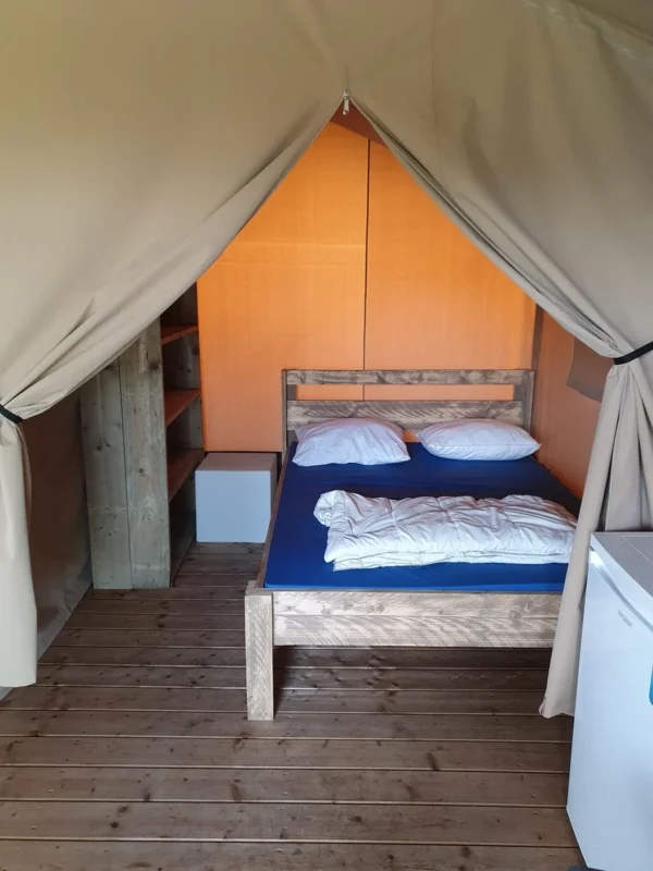 Slaapruimte in een safaritent bij Camping Het Veen