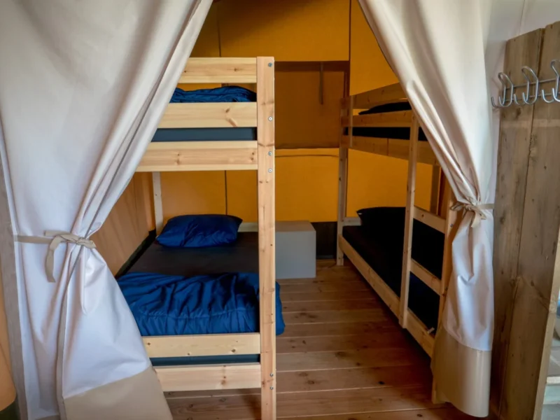 Stapelbed in een tent bij Camping Het Veen