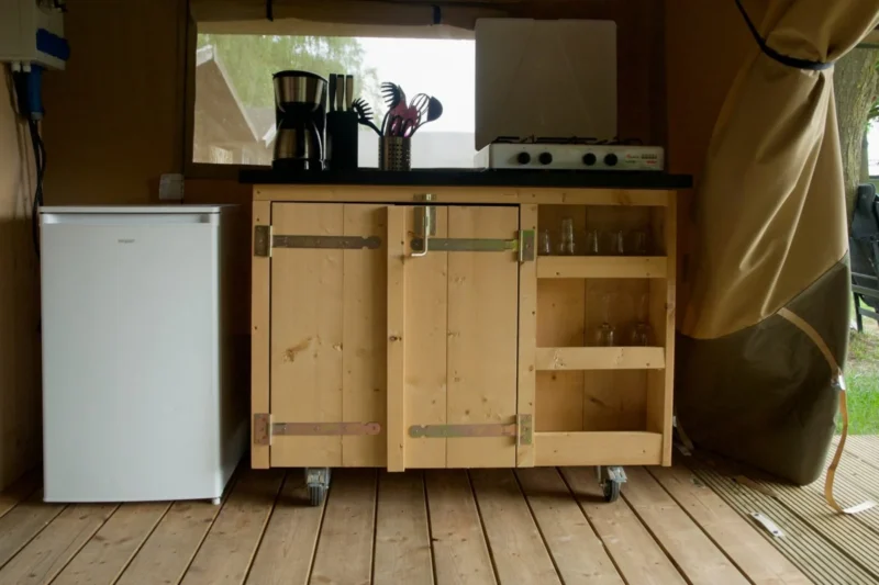 Keuken in een tent bij Camping Het Veen