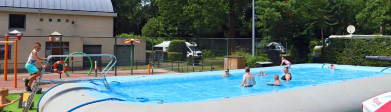 Buitenzwembad bij Camping Het Veen