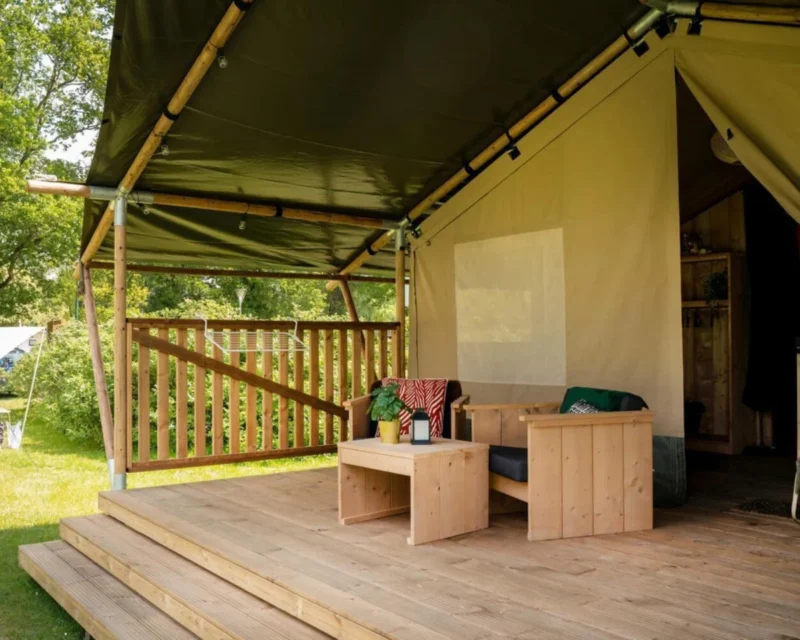 Veranda van een safaritent bij Camping Het Veen