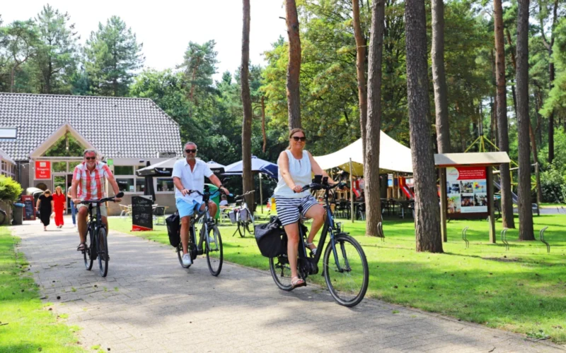 Fietsen over het campingterrein bij Camping Kempen