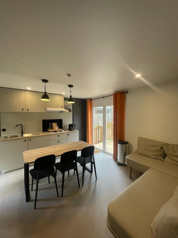 Woonruimte van een cottage bij Camping Kempen