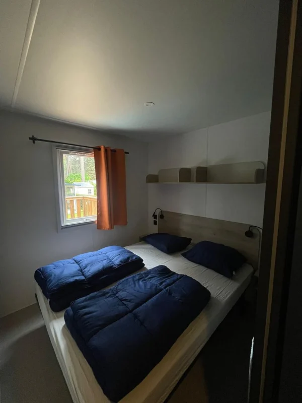 Slaapkamer met tweepersoonsbed bij Camping Kempen