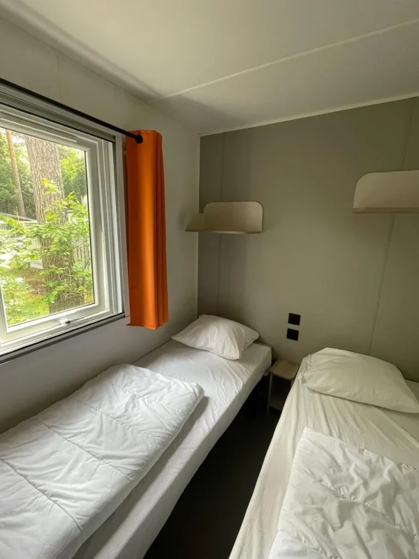 Slaapkamer met losse bedden bij Camping Kempen