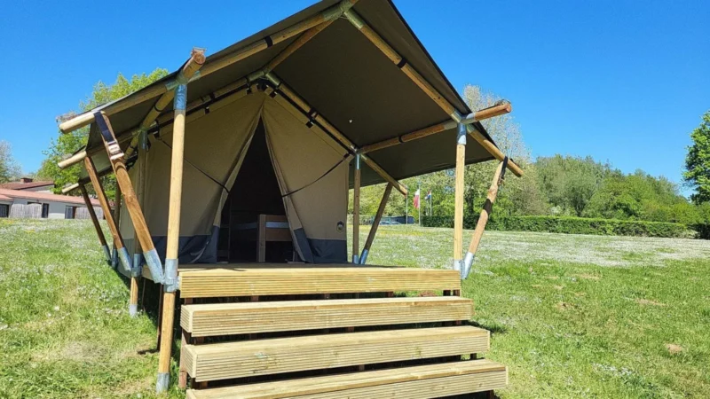 Safaritent met veranda bij Camping La Colline
