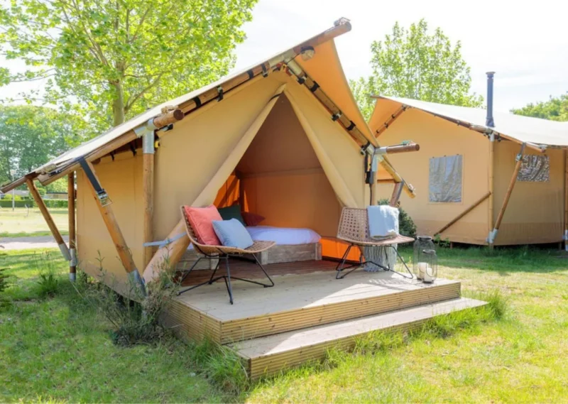 Bed in een ingerichte tent bij Camping La Colline