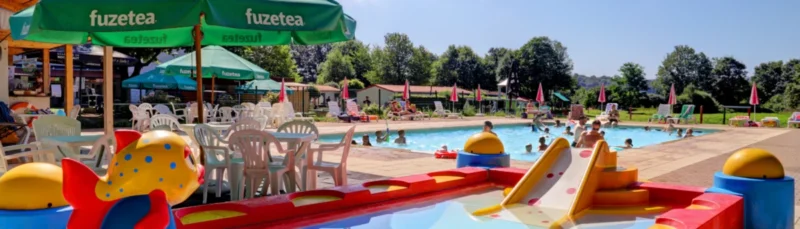 Peuterbad bij het zwembad bij Camping La Colline