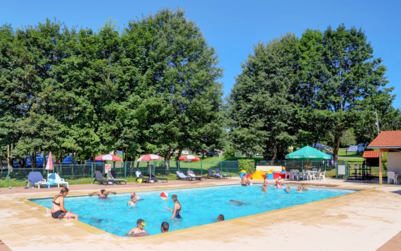 Buitenzwembad bij Camping La Colline