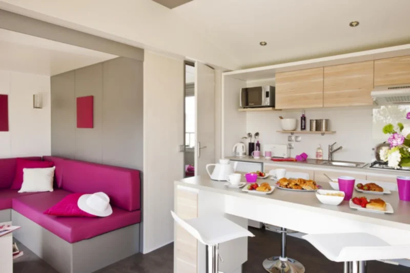 Woonruimte van een cottage bij Camping La Colline