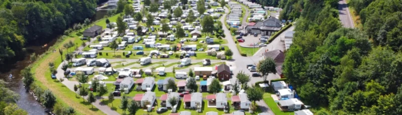Overzicht van de camping langs de Ourthe bij Camping La Roche-en-Ardenne