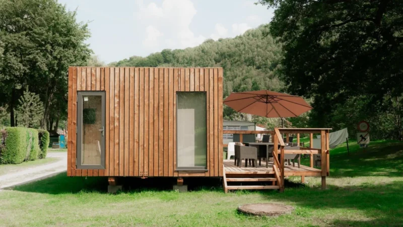 Houten verblijf in het groen bij Camping La Roche-en-Ardenne