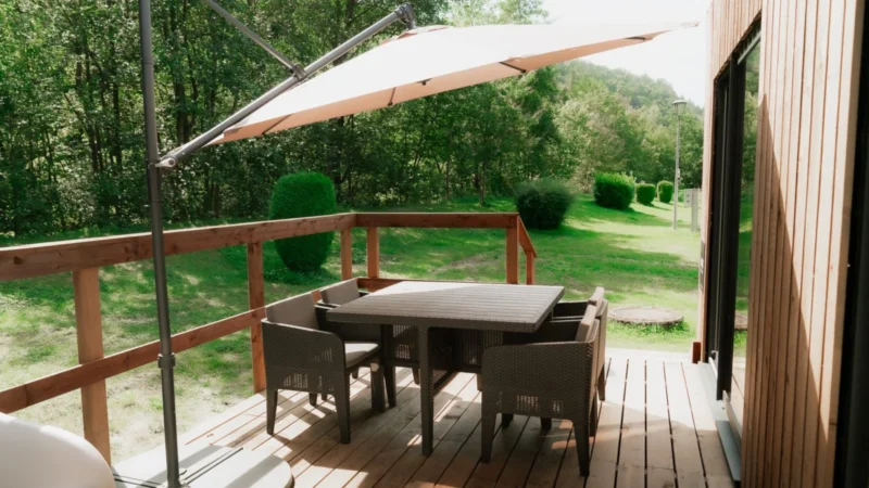 Terras van een ecolodge bij Camping La Roche-en-Ardenne