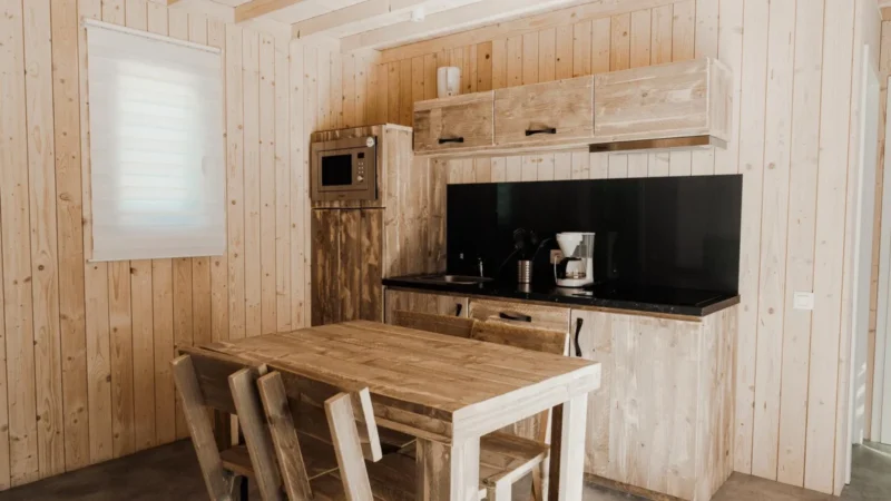 Keuken en eethoek in een lodge bij Camping La Roche-en-Ardenne