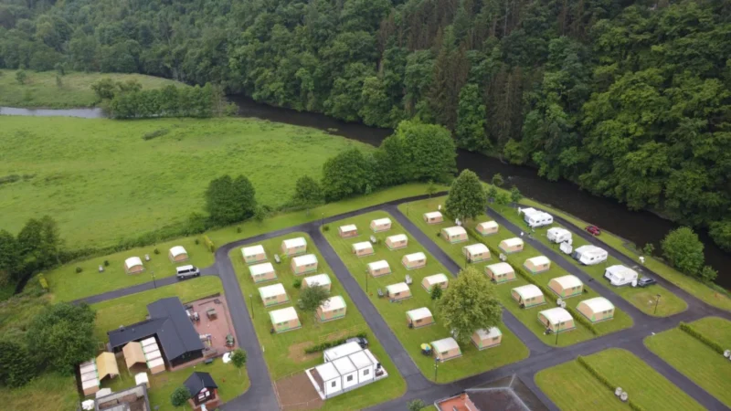 Overzicht van de camping aan de rivier bij Camping La Rochoise