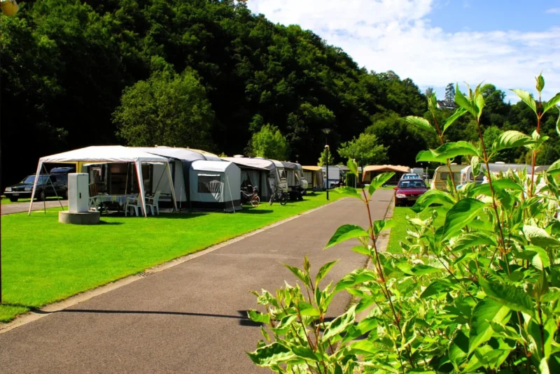 Kampeerplaatsen in het groen bij Camping La Rochoise
