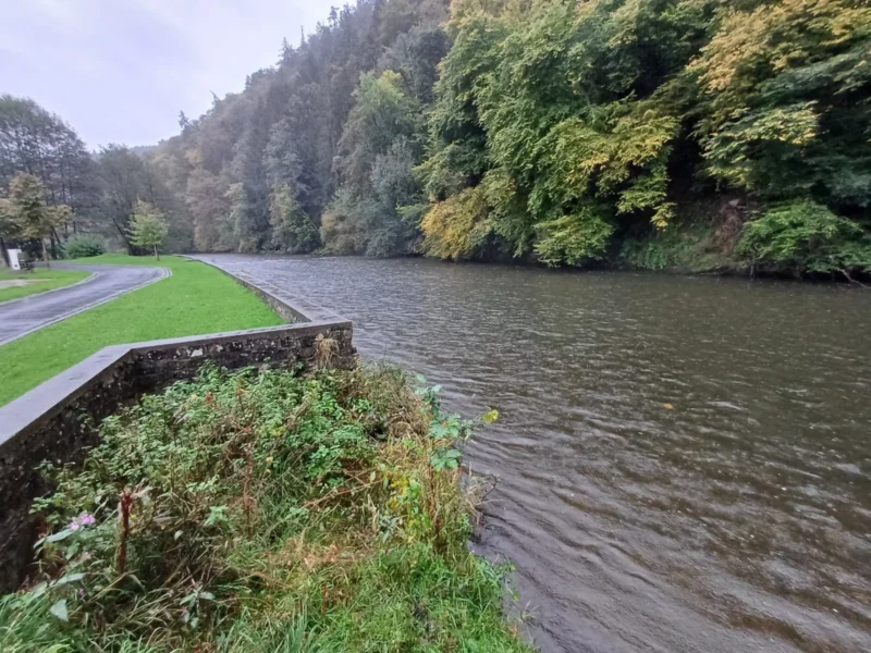 Rivier langs de camping bij Camping La Rochoise