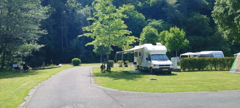 Camper op een kampeerplaats bij Camping La Rochoise