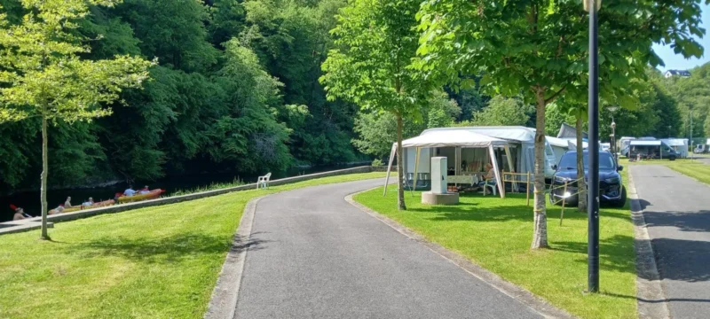 Kampeerplaatsen langs een pad bij Camping La Rochoise