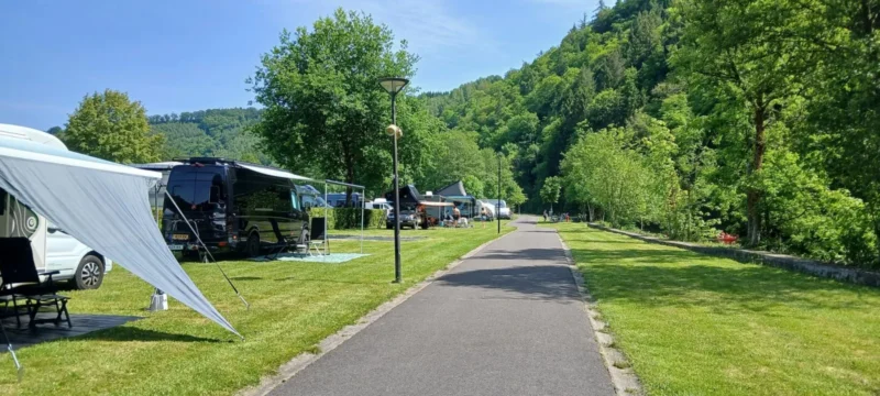 Kampeerlaan tussen het groen bij Camping La Rochoise