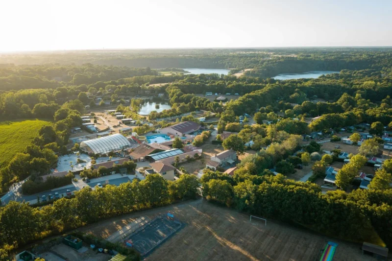 Overzicht van Camping Village de la Guyonnière met de zwembaden