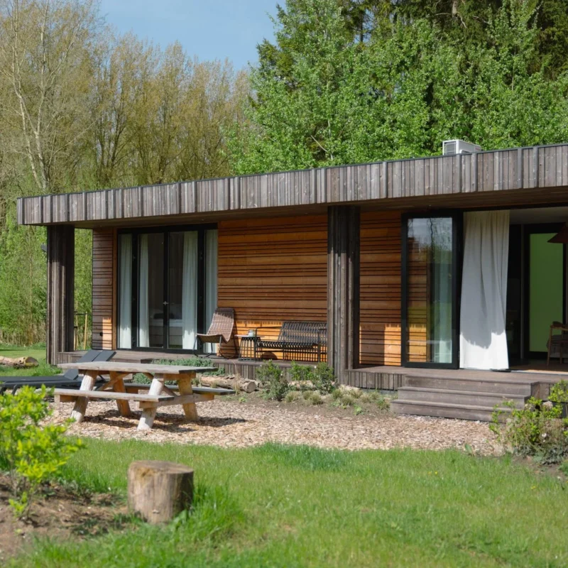 Lodge tussen de bomen bij De Parel van Horsterwold