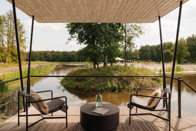 Waterlodge aan het water bij De Parel van Horsterwold