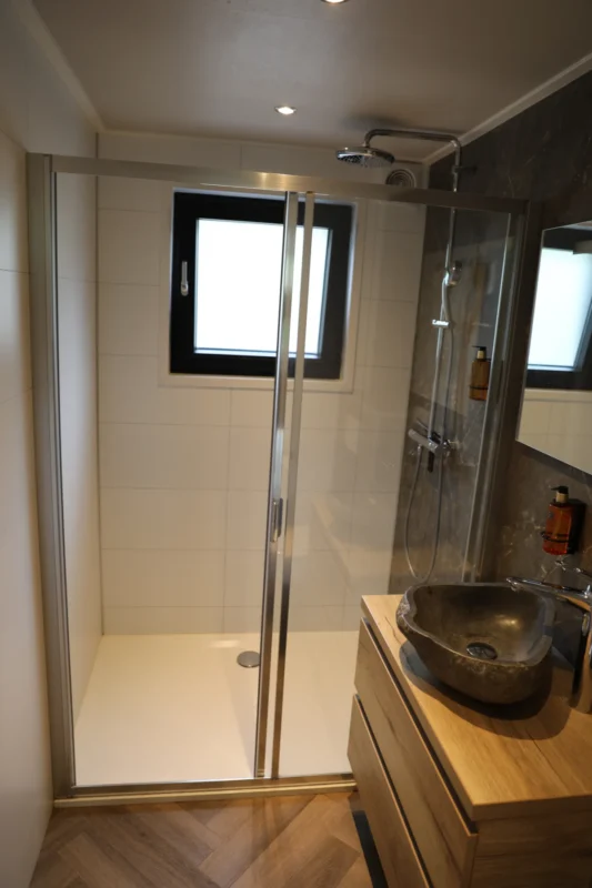 Badkamer met douche en wastafel op De Thijmse Berg