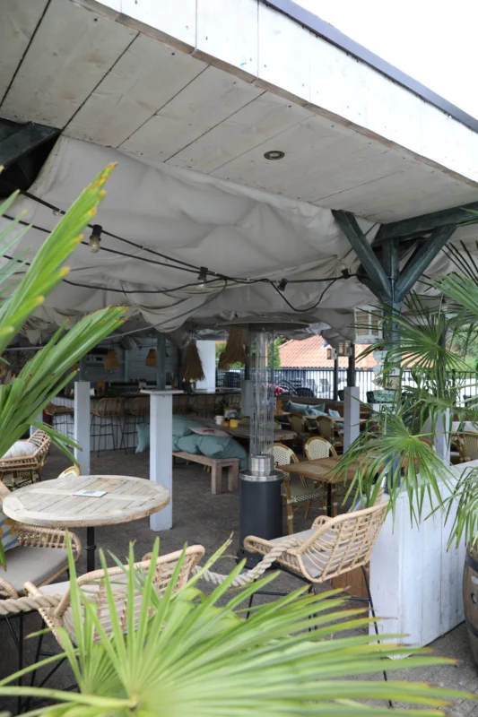 Terras en zitplaatsen bij de brasserie op De Thijmse Berg