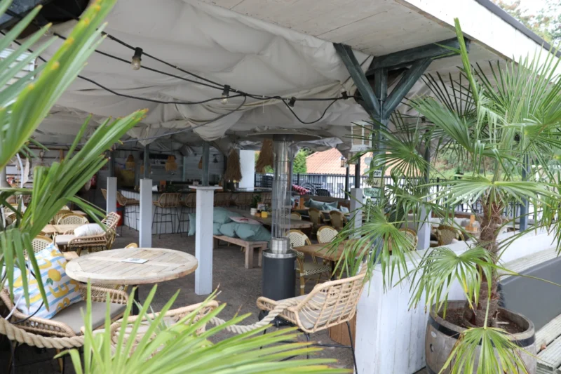 Groen terras van de brasserie op De Thijmse Berg