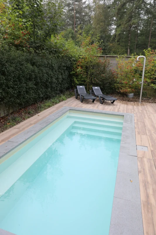 Privézwembad met buitendouche op De Thijmse Berg