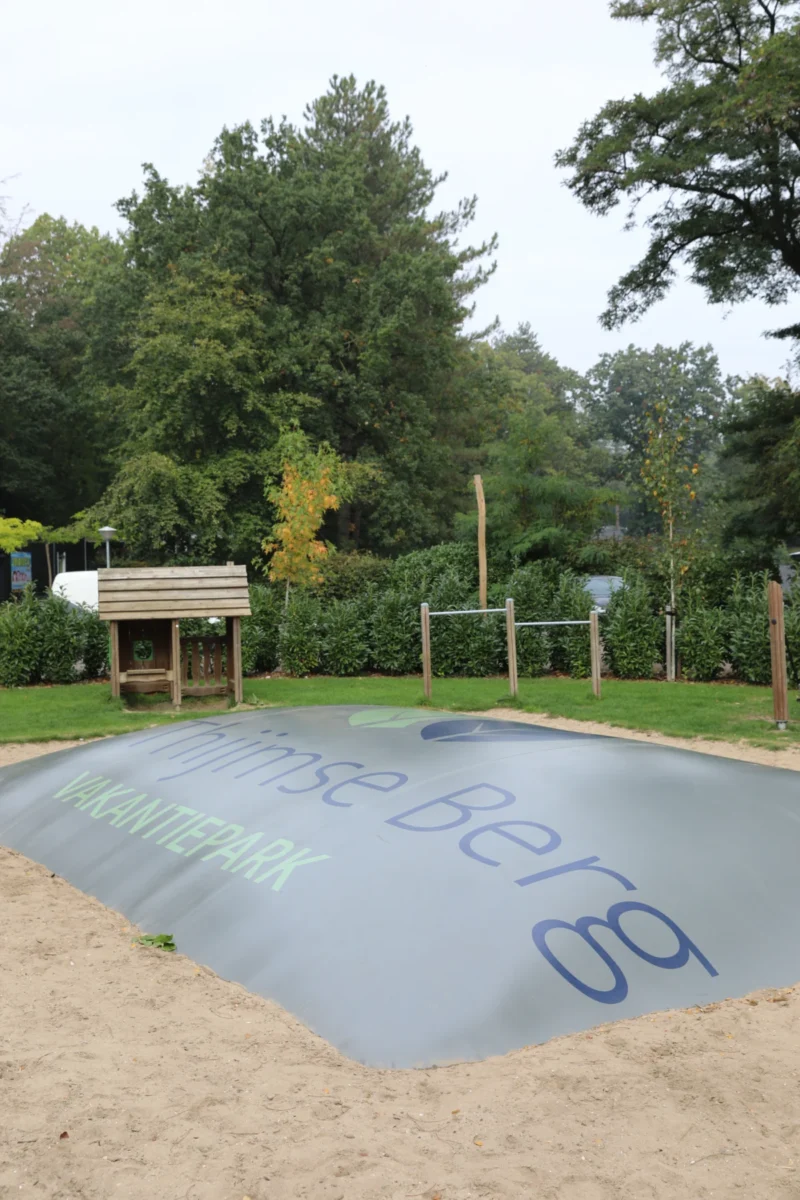 Springkussen bij de speelplek op De Thijmse Berg
