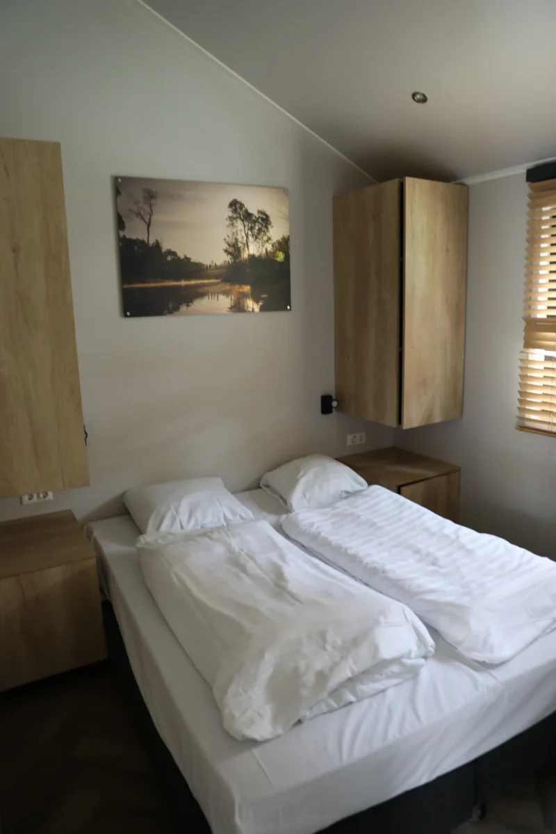 Tweepersoonsbed in een lodge op De Thijmse Berg