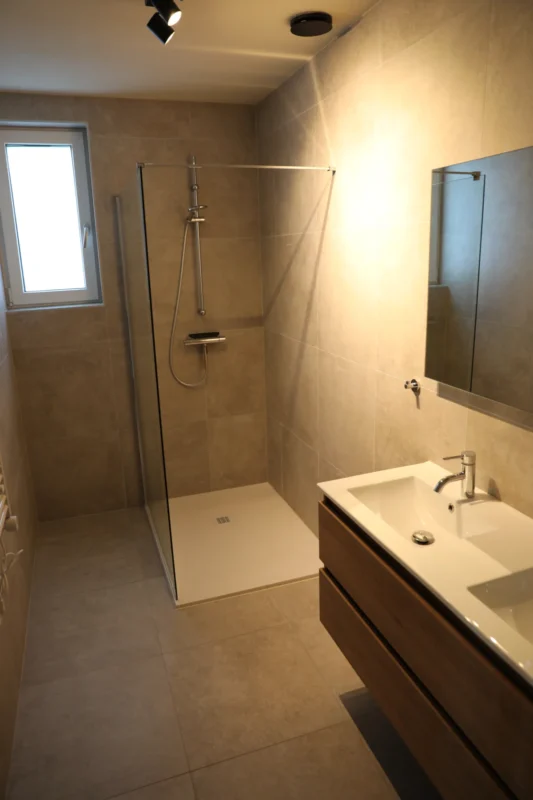 Badkamer met douche en wastafel op De Wielsche Dreef