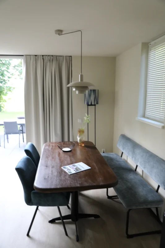 Eettafel bij grote ramen op De Wielsche Dreef