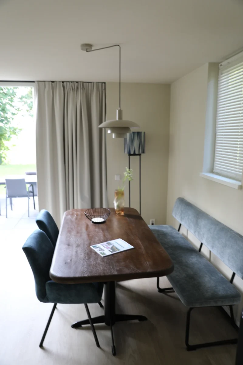 Eettafel bij grote ramen op De Wielsche Dreef