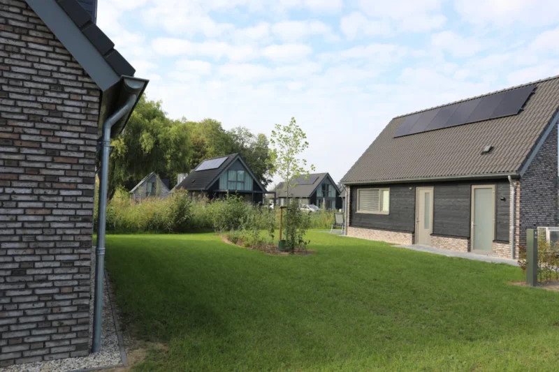 Vakantiehuizen met gras en beplanting op De Wielsche Dreef