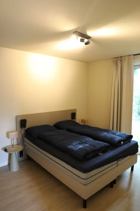 Slaapkamer met tweepersoonsbed op De Wielsche Dreef