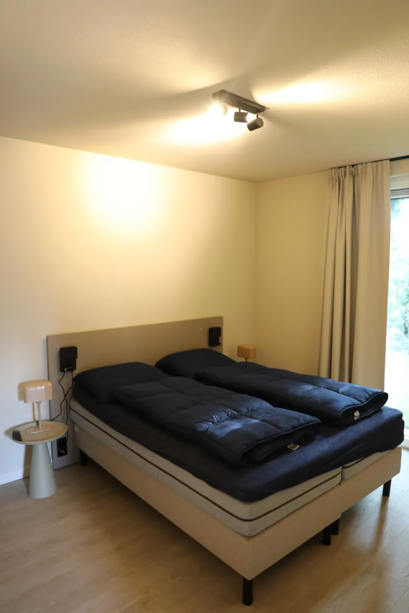 Slaapkamer met tweepersoonsbed op De Wielsche Dreef