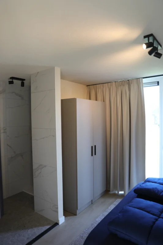 Slaapkamer met douchegedeelte op De Wielsche Dreef
