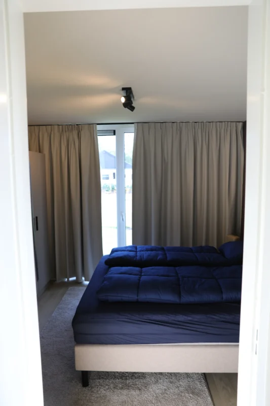 Slaapkamer met een deur naar buiten op De Wielsche Dreef
