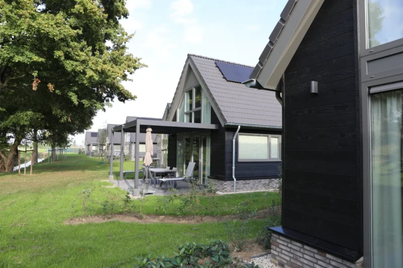 Terras met tuinmeubilair bij een huis op De Wielsche Dreef